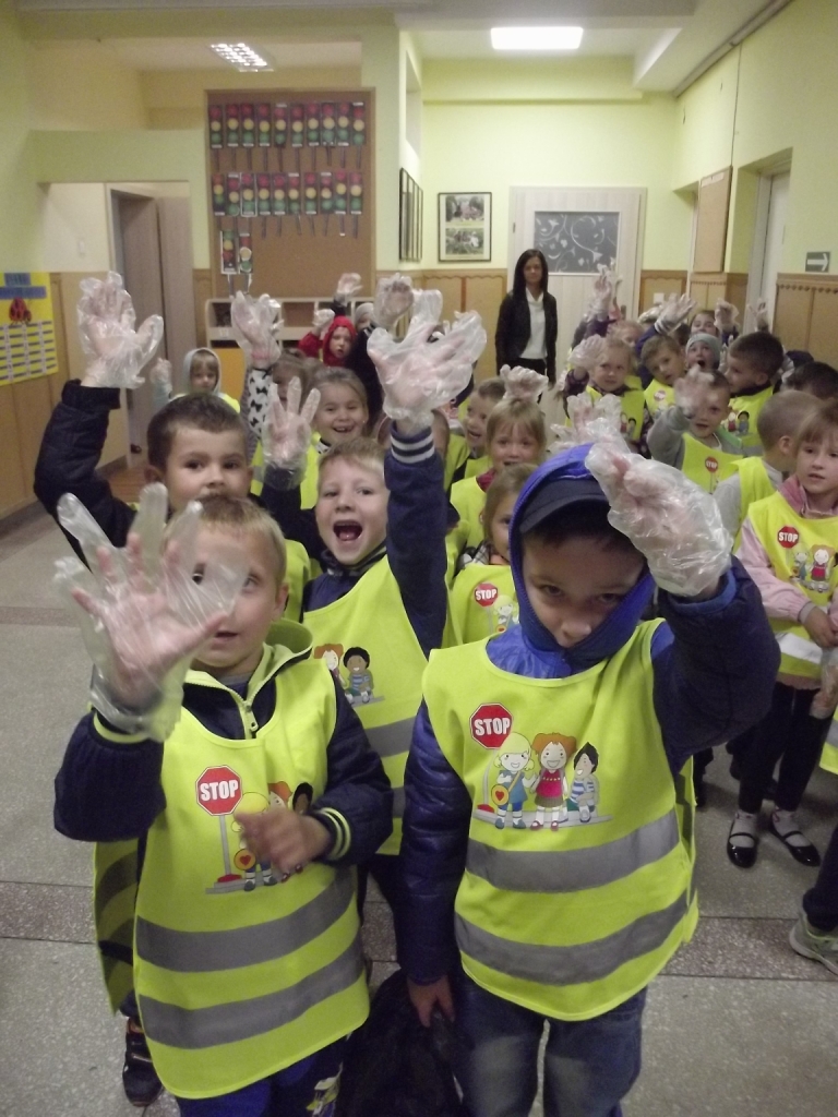 Przedszkolaki sprzątają świat