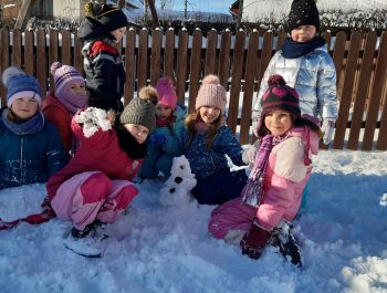 Zimowe zabawy na placu przedszkolnym