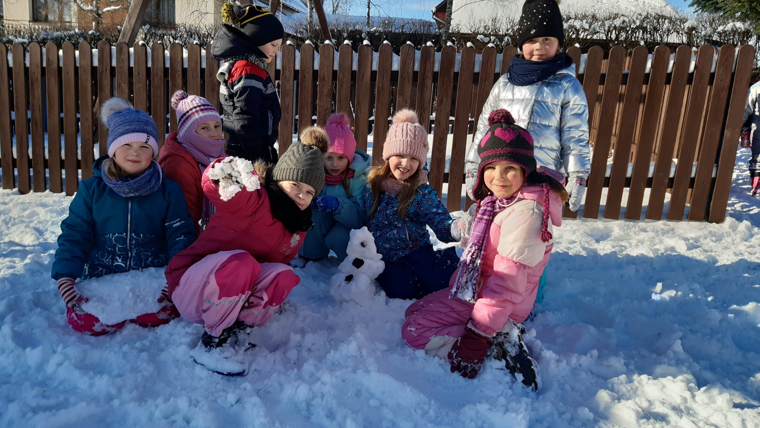 Zimowe zabawy na placu przedszkolnym