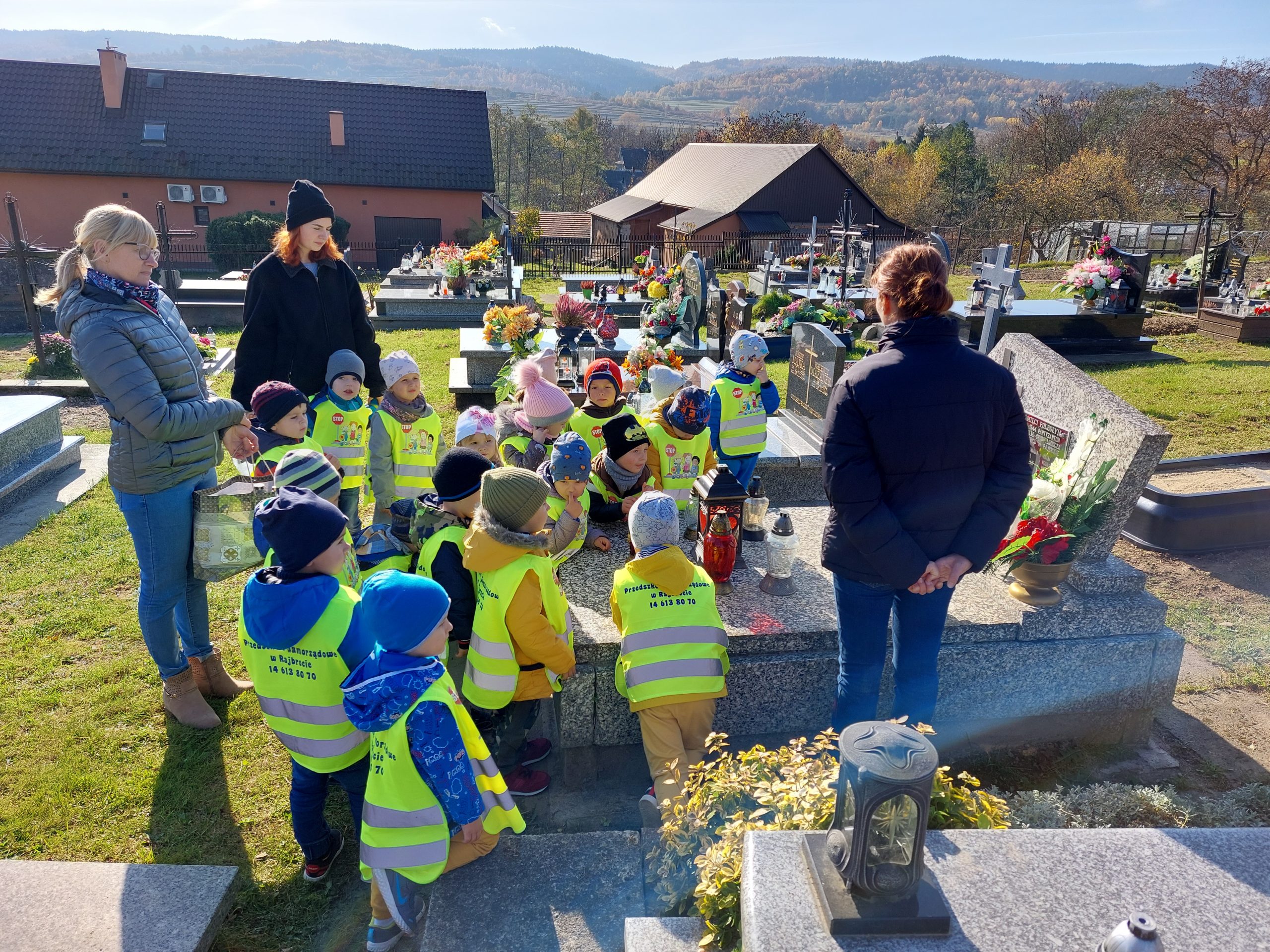 Przedszkolaki odwiedzają cmentarz