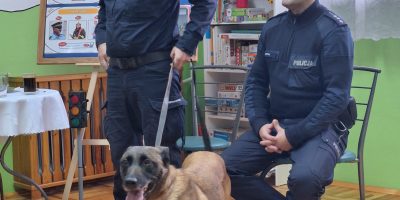 Wizyta policjantów i psa tropiącego